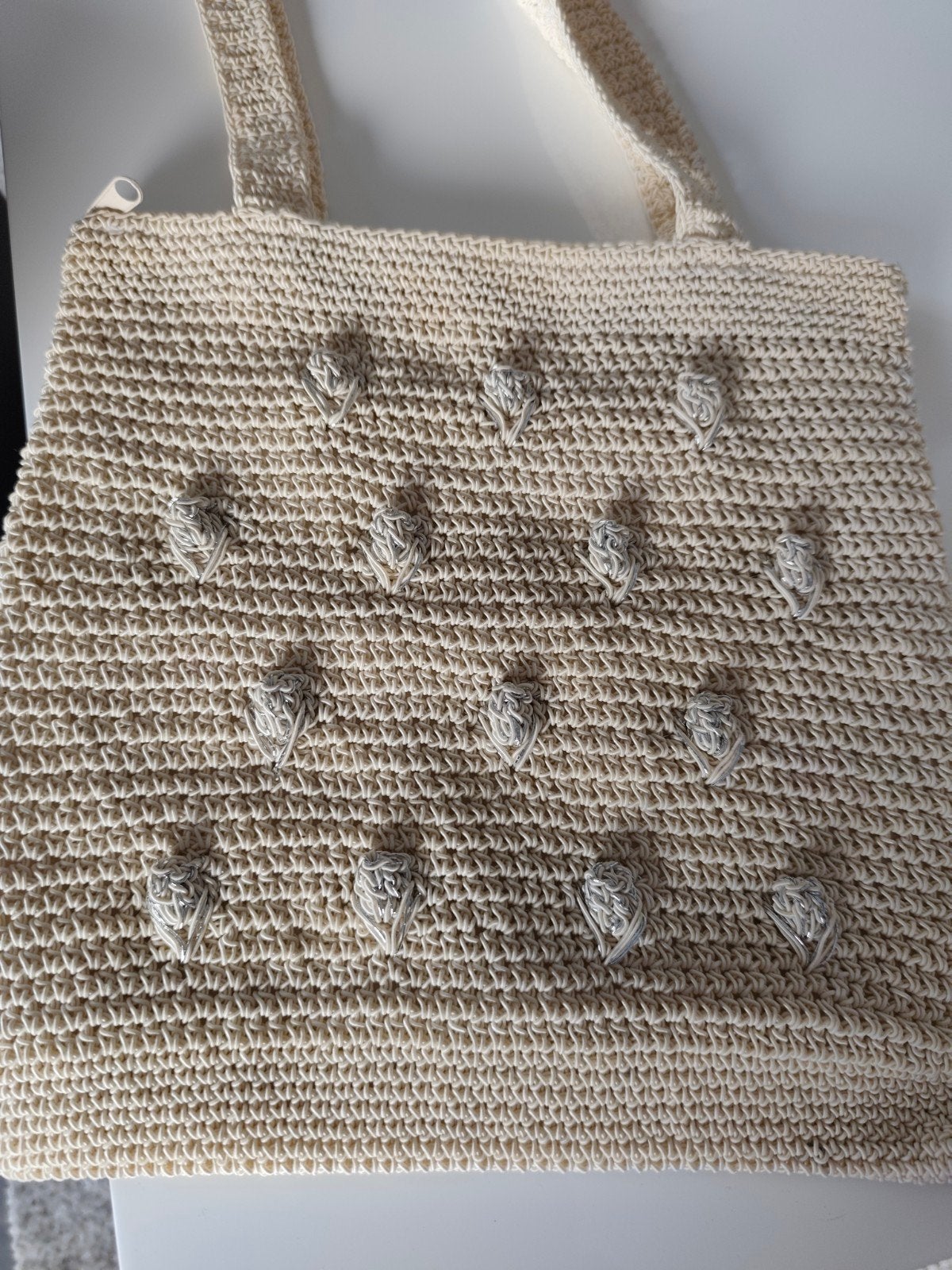 Sac à bandoulière crocheté écru avec boules texturées., Enlèvement