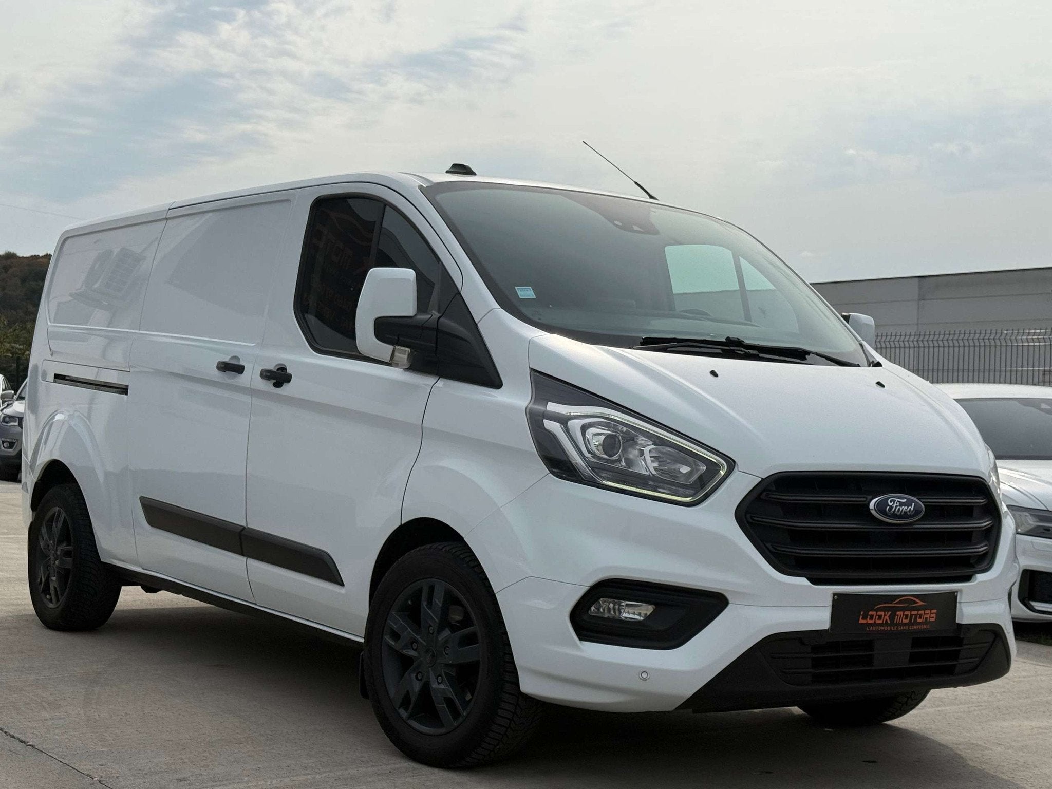 Ford Transit Custom 2.0 TDCi L2H1 130cv LONG CHASSIS NAVIGAT, Auto's, Voorwielaandrijving, Parkeersensor, Gebruikt, 4 cilinders