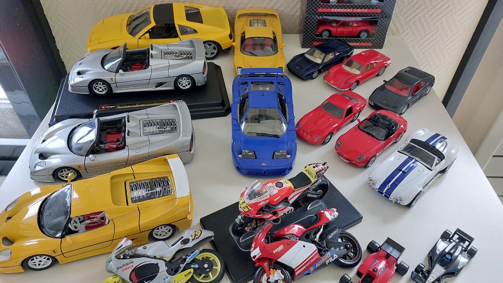 Ferrari BMW Ducati Yamaha Schaal 1/24-1/18-1/36-1/38

Ferra, Ophalen of Verzenden