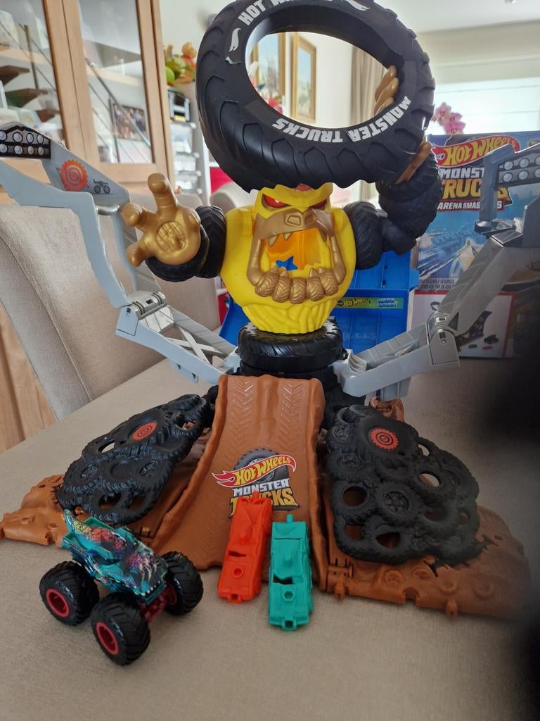 Hot wheels monstertrucks arena smashers, Ophalen