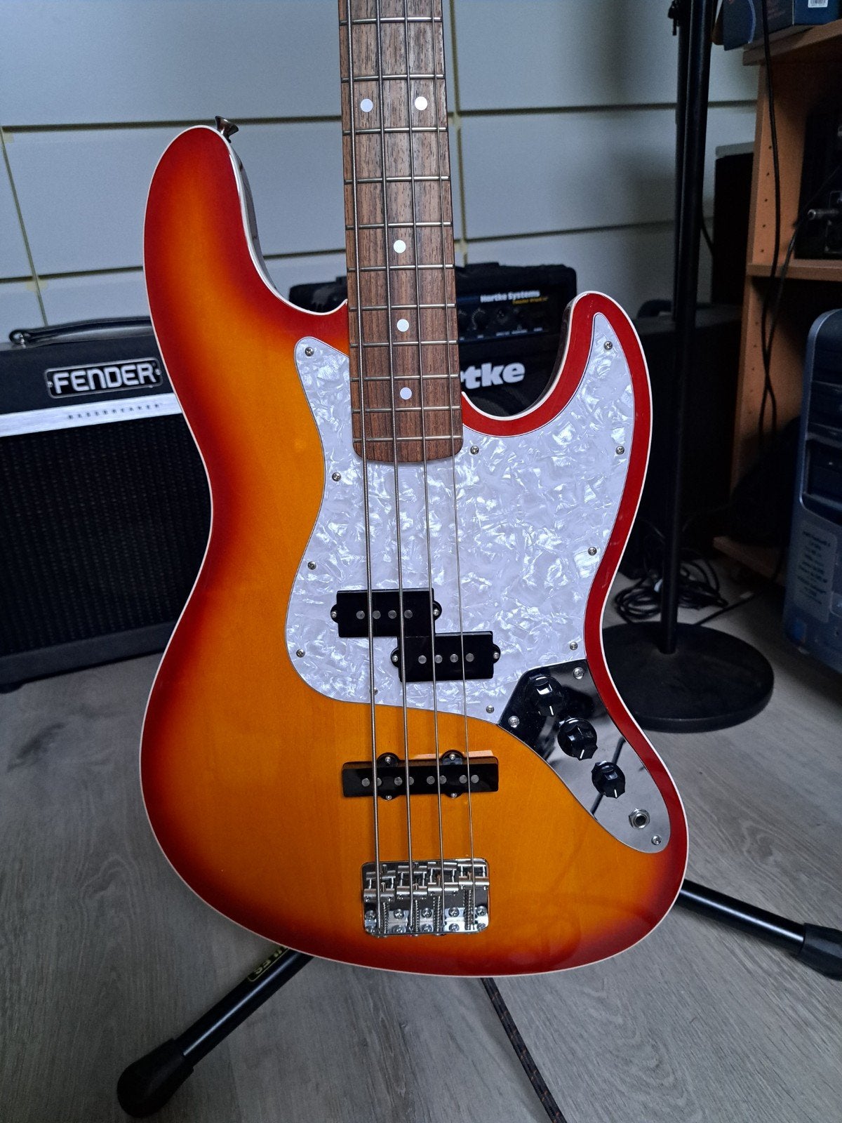 Fender jazz bass aerodyne, Muziek en Instrumenten, Snaarinstrumenten | Gitaren | Bas, Ophalen