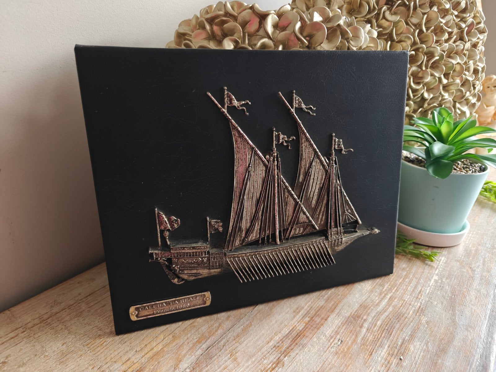 oude muur decoratie, made in Spain, black leather., Enlèvement ou Envoi