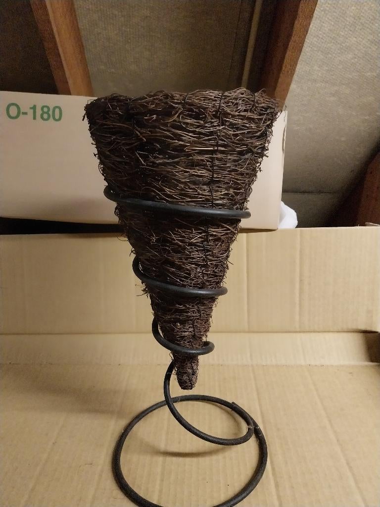 Metalen staander met rieten mand, Antiek en Kunst, Ophalen