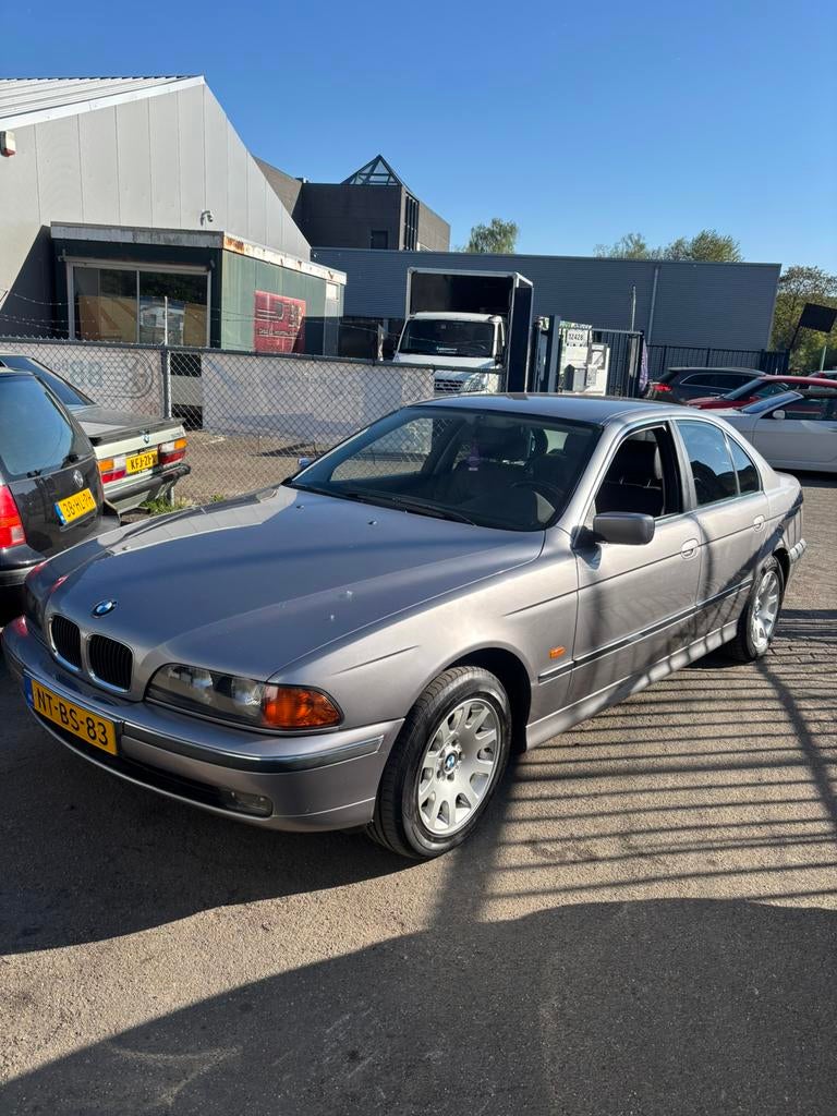 BMW 528i berline Oldtimer 1996, Carnet d'entretien, 5 portes, Automatique, Particulier
