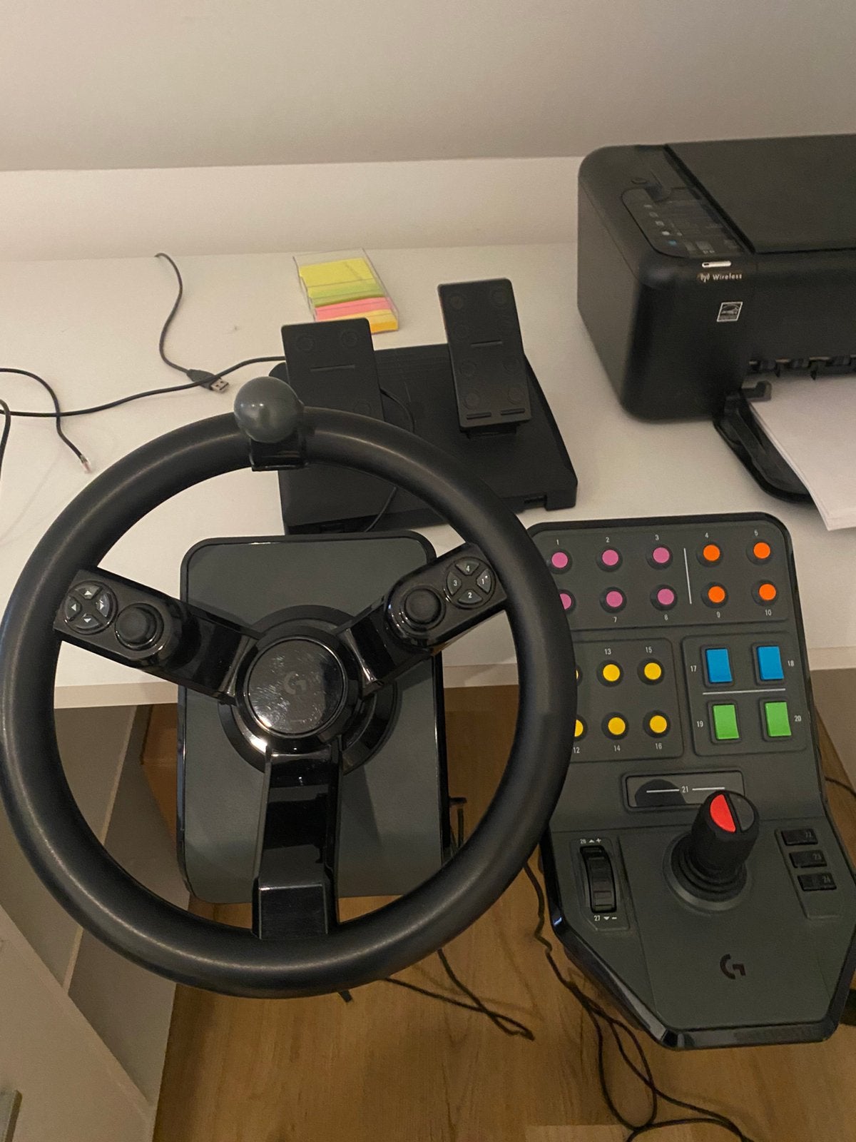Logitech stuurwiel + pedalen + zijpaneel, Ophalen, Zo goed als nieuw