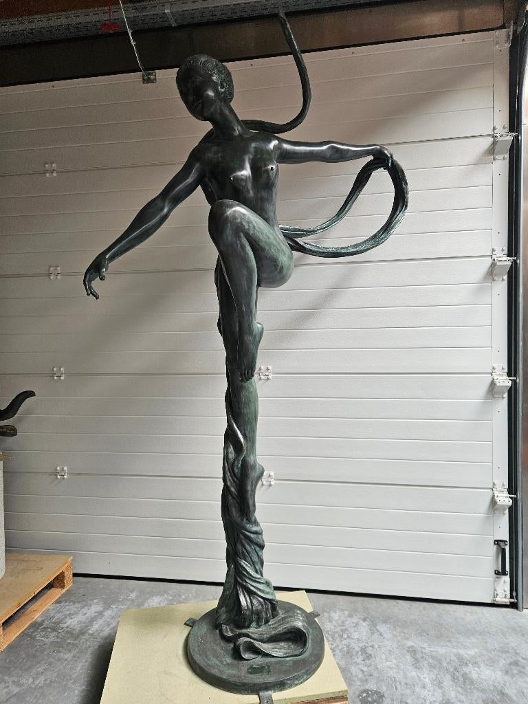BRONZEN DANSENDE PRACHTIGE DAME, NOG MOOIER IN HET ECHT!!!, Tuin en Terras, Ophalen of Verzenden, Nieuw, Overige materialen, Mensenbeeld