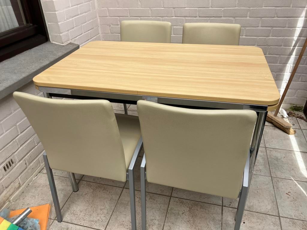 Ensemble table et quatre chaises vendues en lot, Enlèvement, Comme neuf