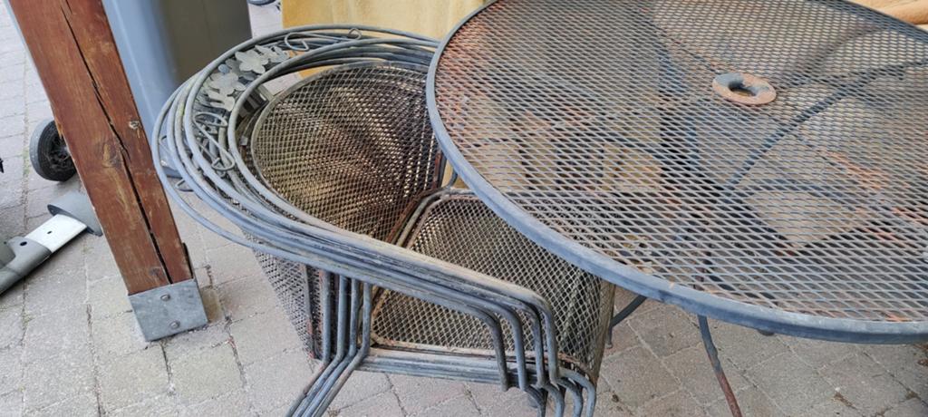 Tafel en stoelen, Ophalen