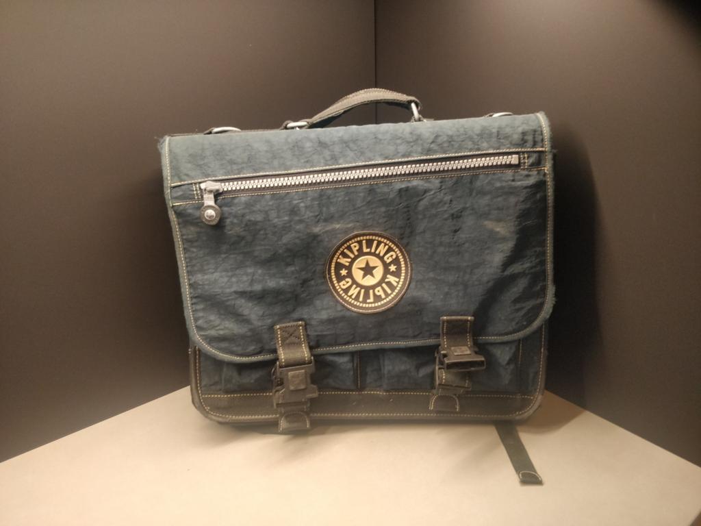 Kipling boekentas, Ophalen