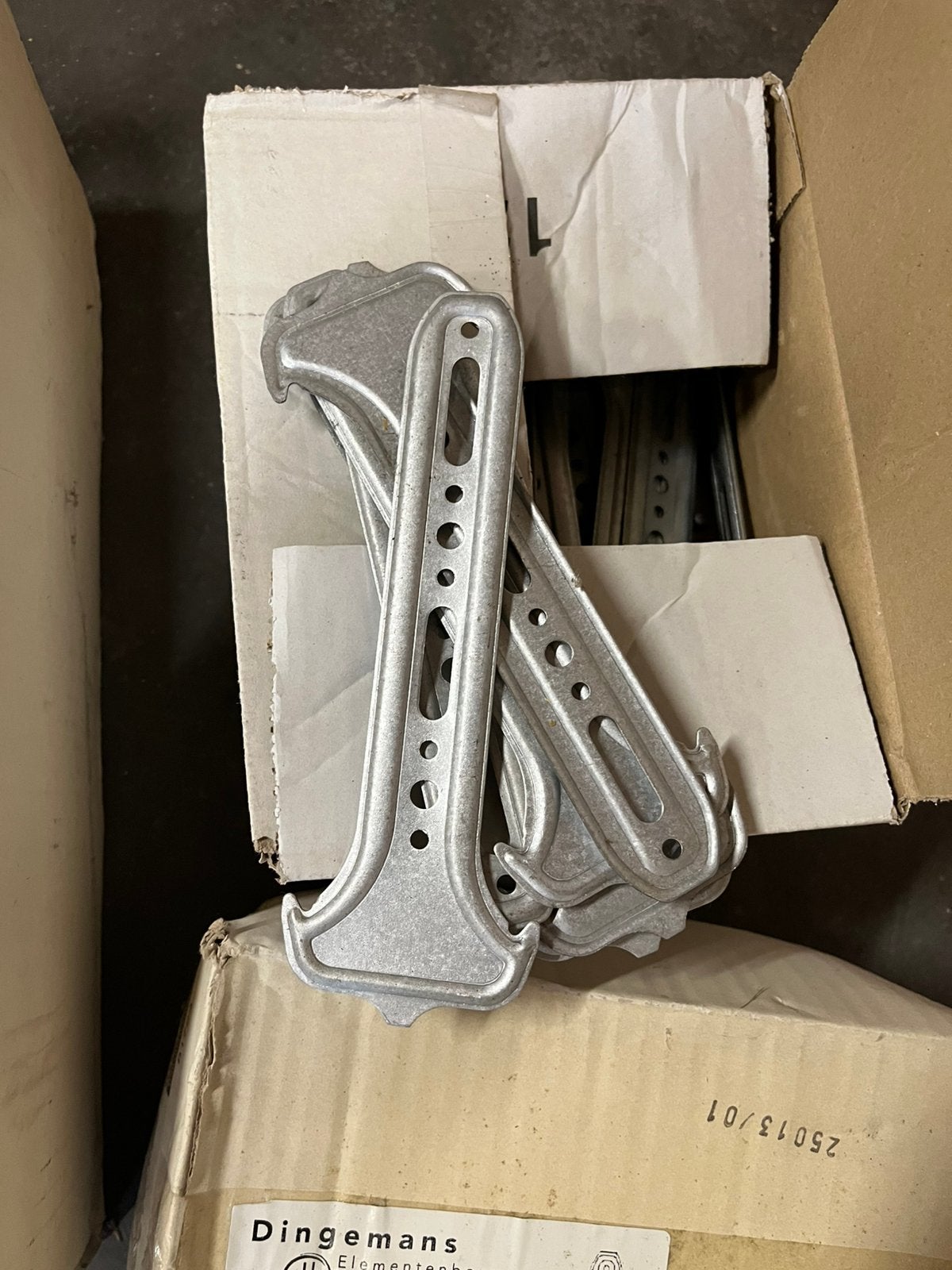 Metal-stud plafondhgers + kruisverbindingen, Doe-het-zelf en Bouw, Metalen, Ophalen of Verzenden, Zo goed als nieuw