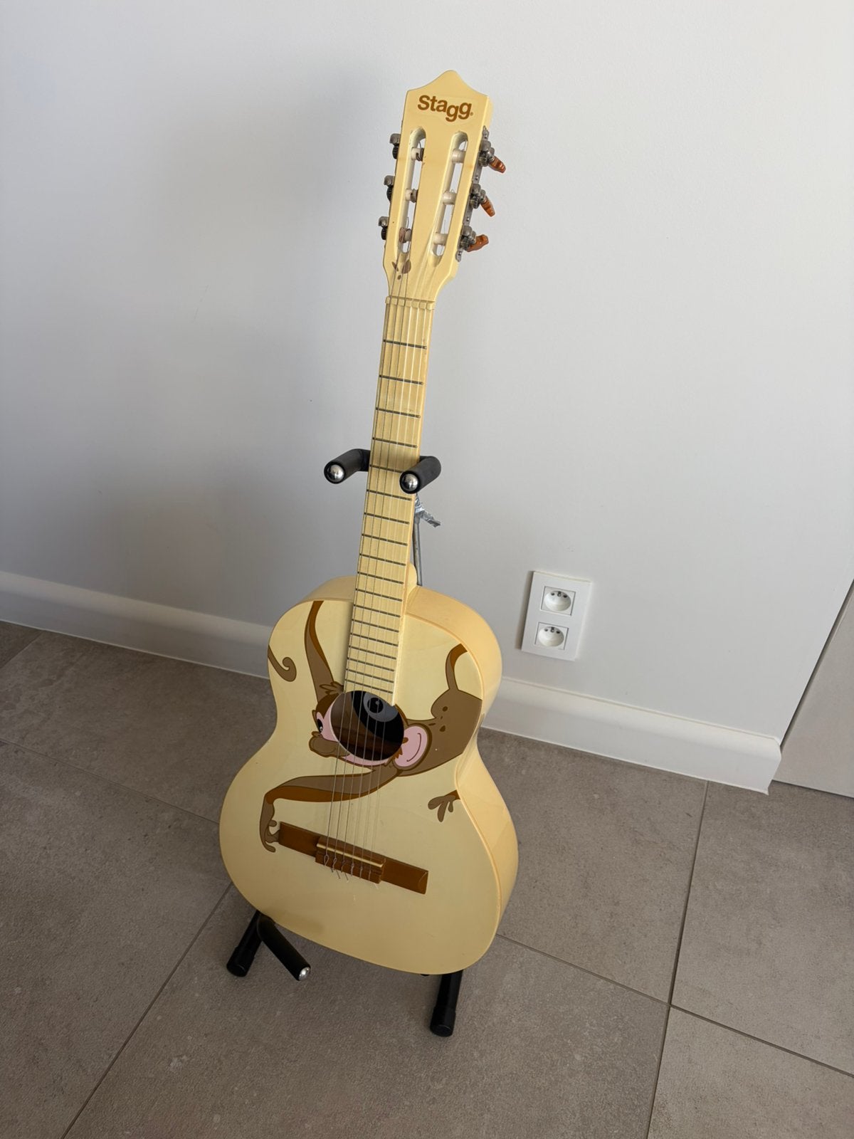 Monkey akoestische 1e gitaar incl staander & tas, Muziek en Instrumenten, Ophalen, Zo goed als nieuw