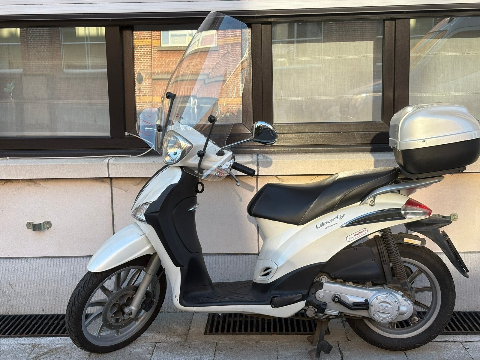 Piaggio in zeer goede staat! Wordt verkocht met 2 helmen., Fietsen en Brommers, Ophalen, Zo goed als nieuw