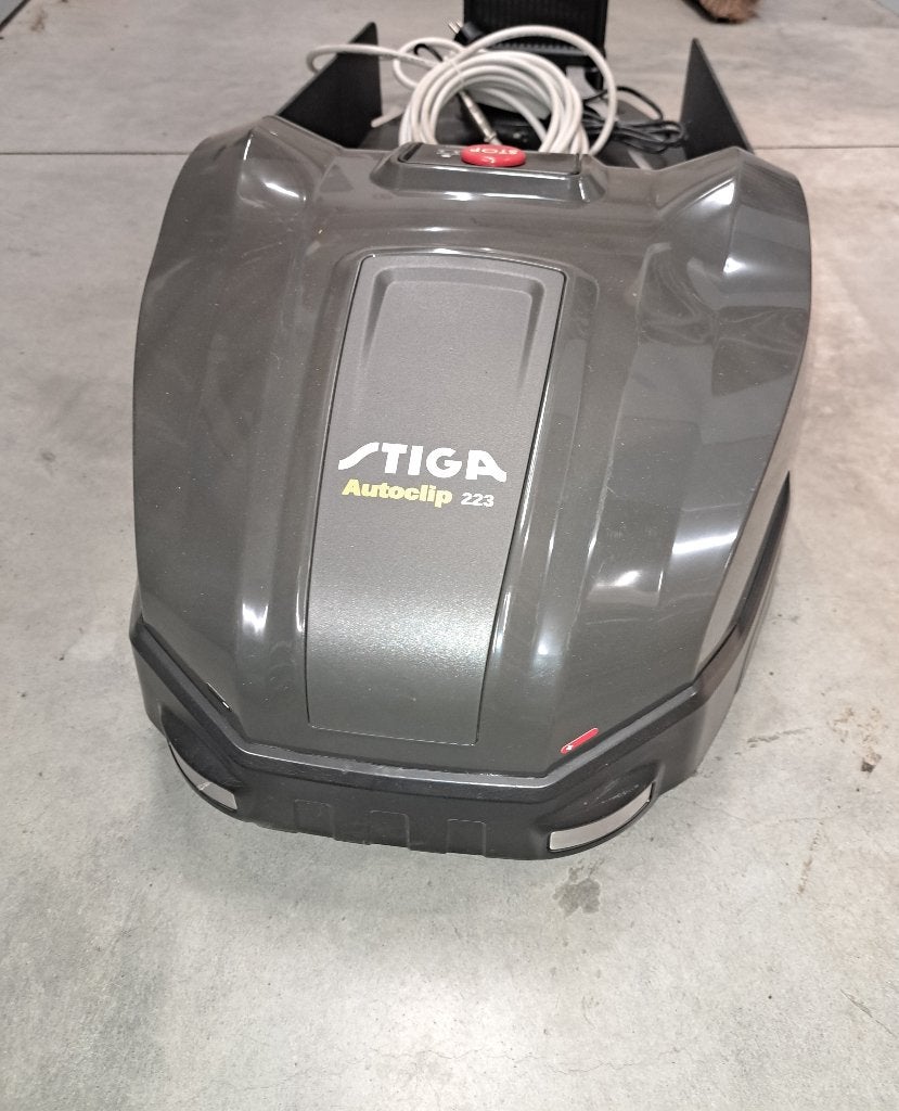 Nieuwe robotmaaier stiga autoclip 223, Neuf, Stiga, 20 à 25 cm, Avec capteur de pluie