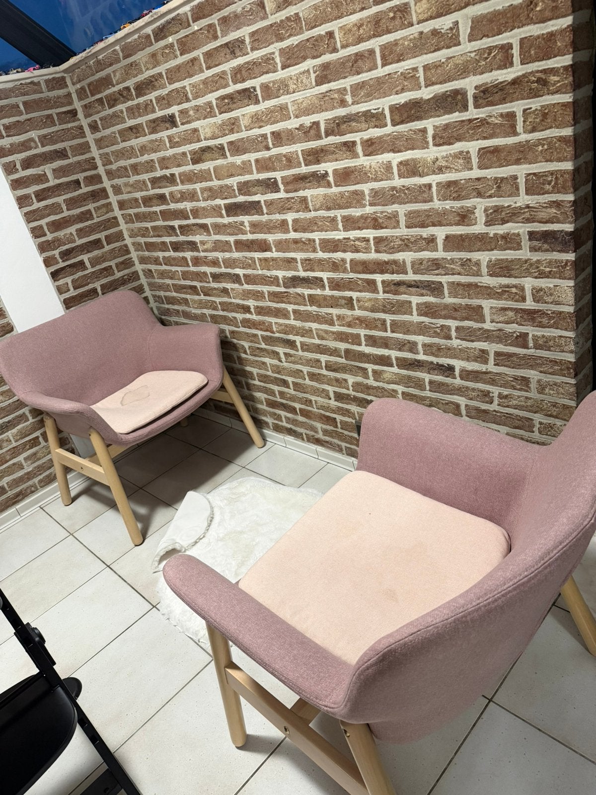 2x IKEA eetkamerstoel met armleuningen – zo goed als nieuw, Tuin en Terras, Tuinsets en Loungesets, Bijzettafel, Textileen, Zo goed als nieuw