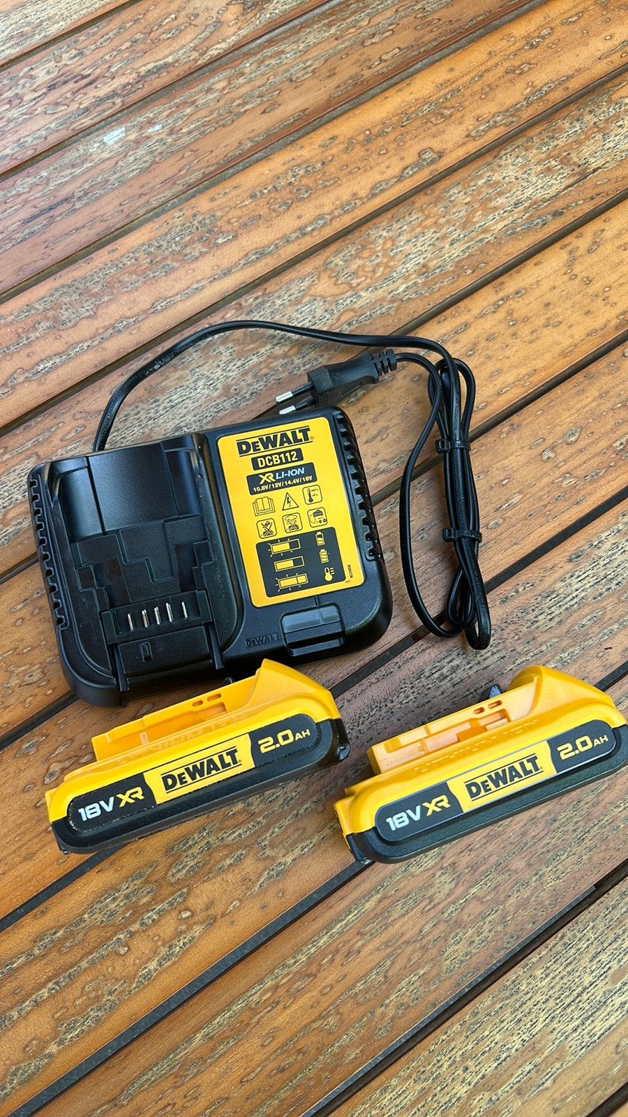 DEWALT ACCU 2 stuks 2Ah en lader, Ophalen of Verzenden, Zo goed als nieuw
