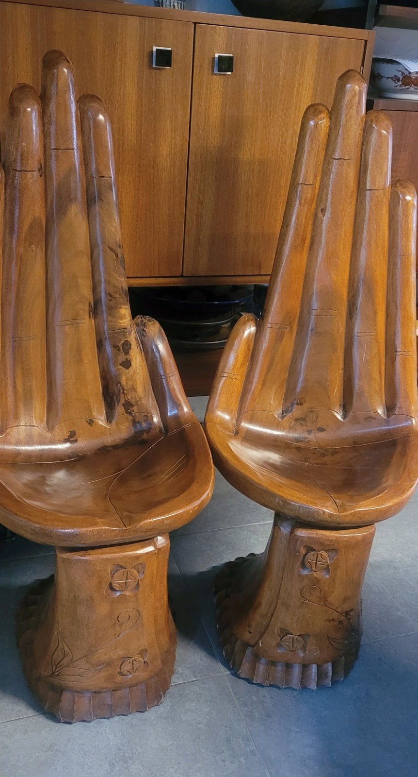 Paire fauteuils 'Main' sculptés bois massif taille adulte., Antiquités & Art, Enlèvement