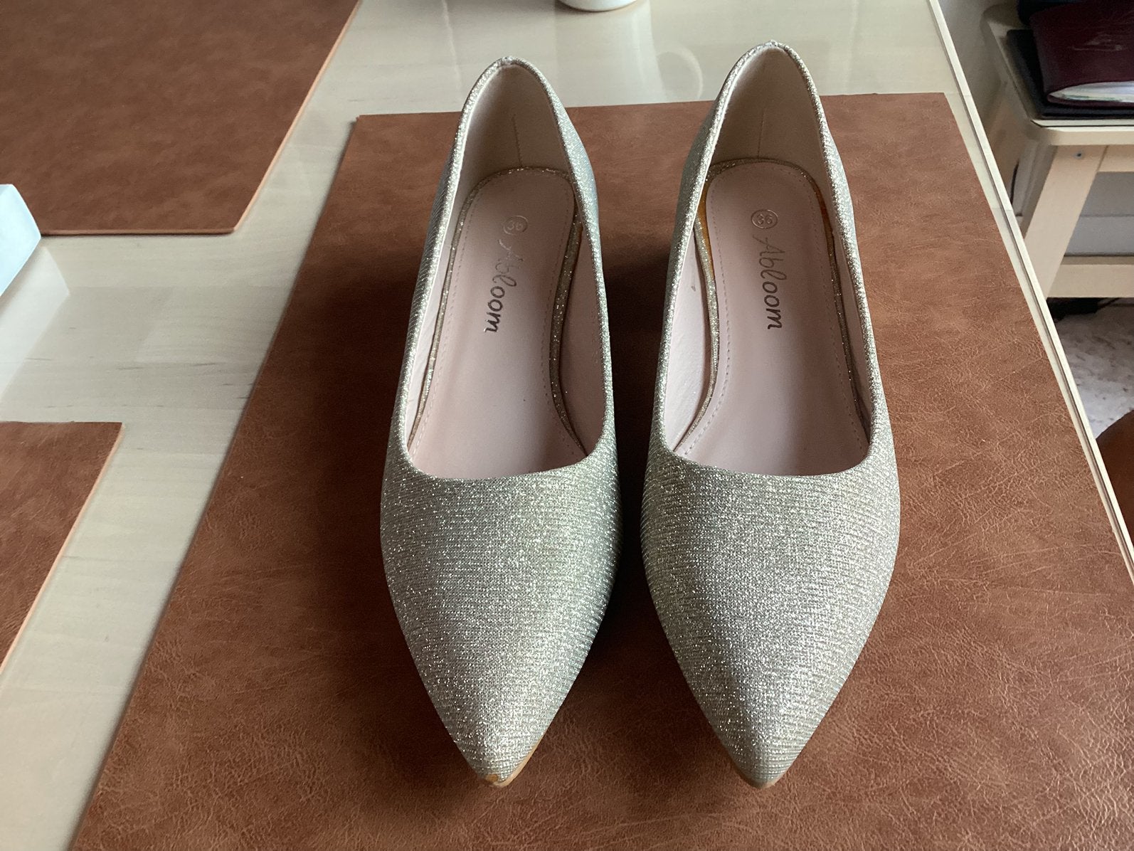 Schoenen goudkleurig met glinster. Maat 36. Nieuw., Ophalen of Verzenden, Nieuw