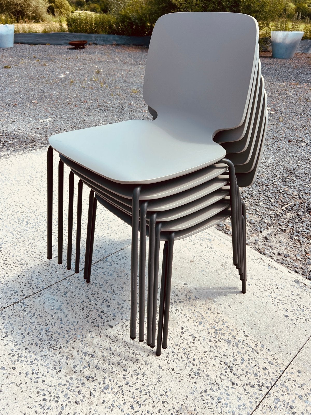 24 chaises en stock - chaise en bois gris emilable, Enlèvement, Utilisé, Bois