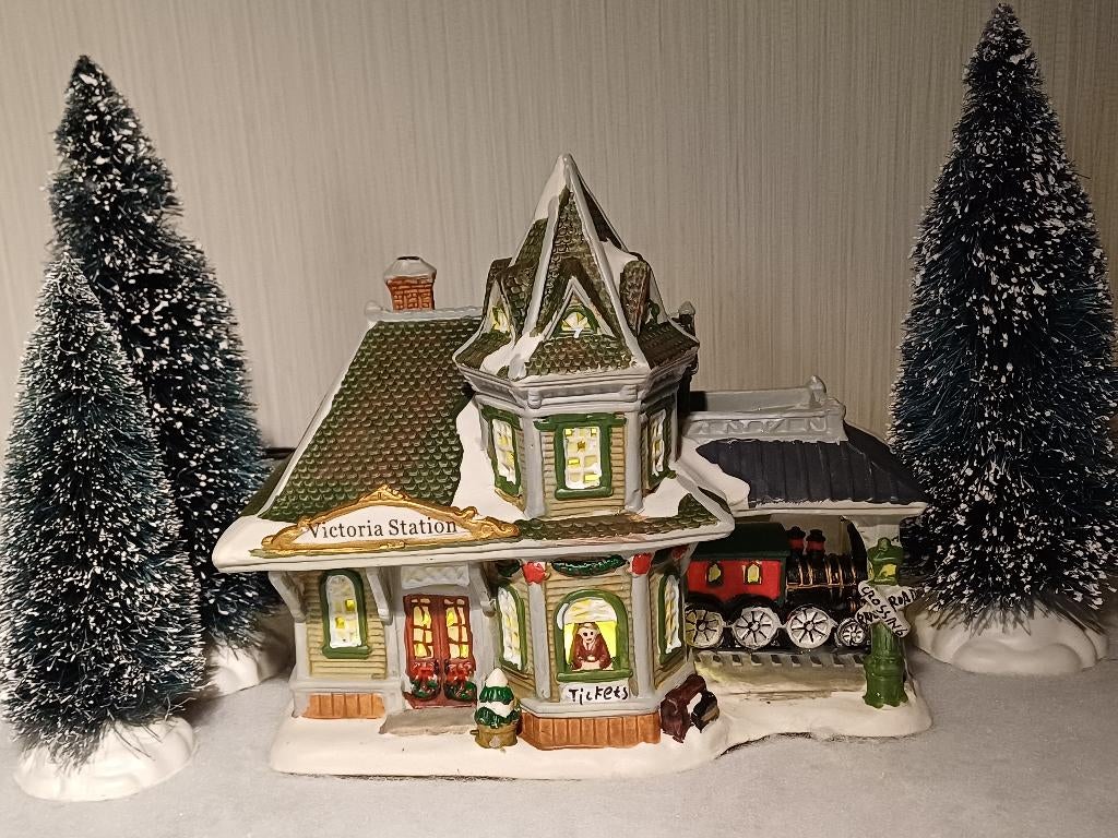 Kerst Kersthuis  porselein + verlichting."Victoria station", Ophalen of Verzenden, Zo goed als nieuw