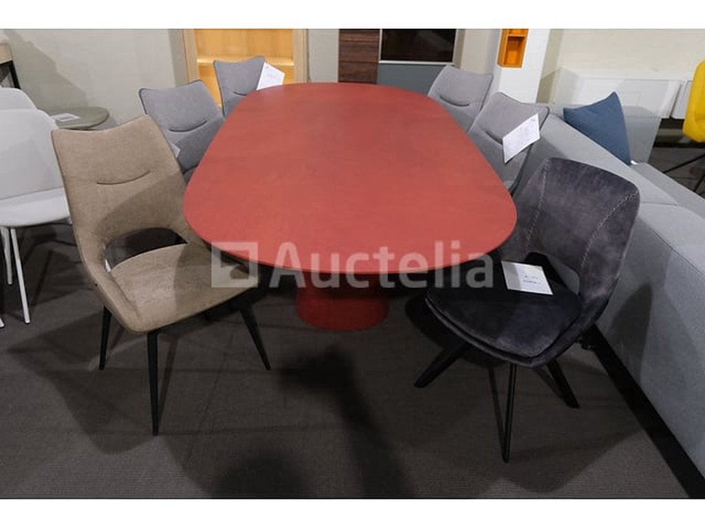 Tafel met stoelen