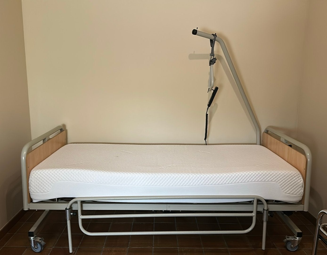 Lit médicalisé sur roulettes avec matelas, Divers, Enlèvement, Utilisé