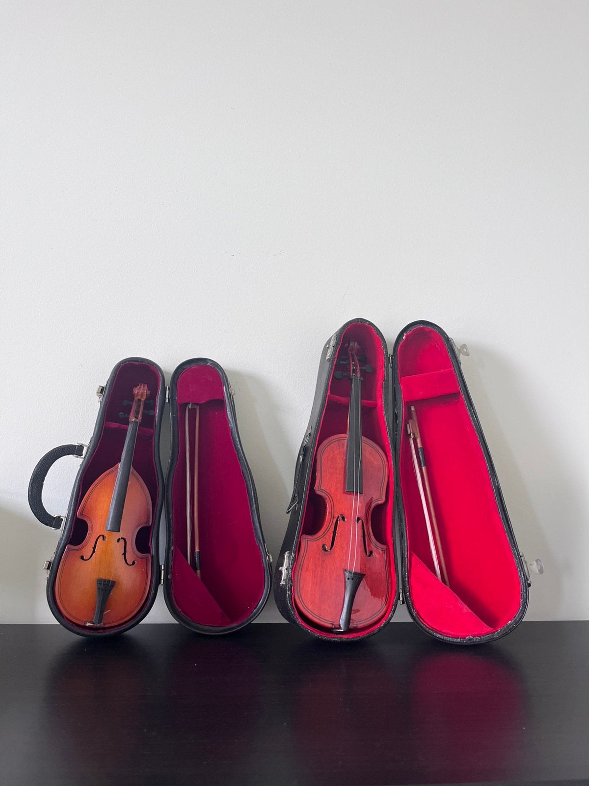 Lot de 2 violoncelles miniatures en bois 24—26 cm décoratifs, Enlèvement ou Envoi, Utilisé