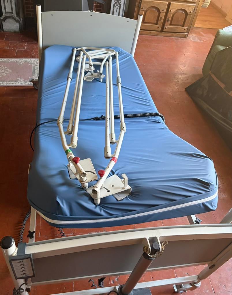 Lit electrique et matelas anti-escarre, Enlèvement, Utilisé, Une personne