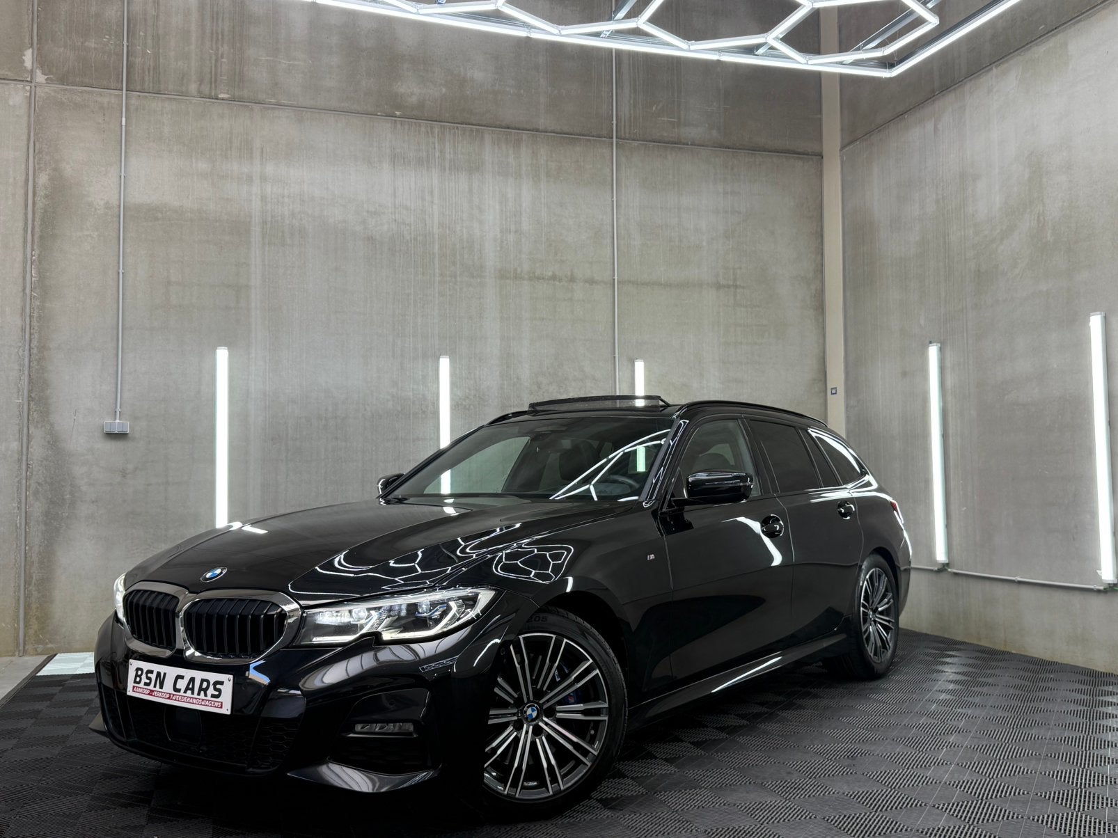 BMW 330i/MPACK/PANO/HEADUP/MEMORY/ACC/CAMERA/GARANTIE, Automaat, Achterwielaandrijving, Zwart, Leder