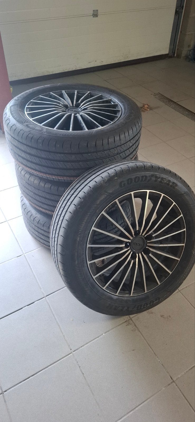 Pneus neufs 235/55 R17  + jantes, Autos : Divers, Pièces de sport automobile, Enlèvement