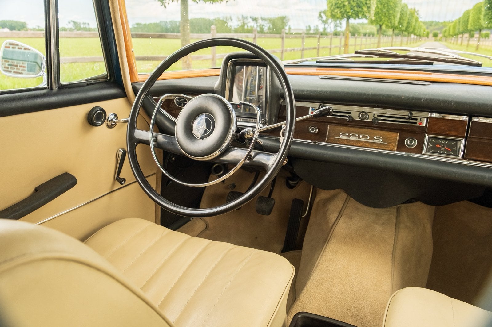 Mercedes-Benz 220 Heckflosse - 1962, 90 kW, 4 deurs, Achterwielaandrijving, Beige