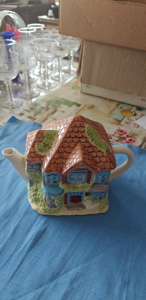 theepot in vorm cottage huisje pastel kleuren, Huis en Inrichting, Keramiek, Vintage, Ophalen of Verzenden, Zo goed als nieuw