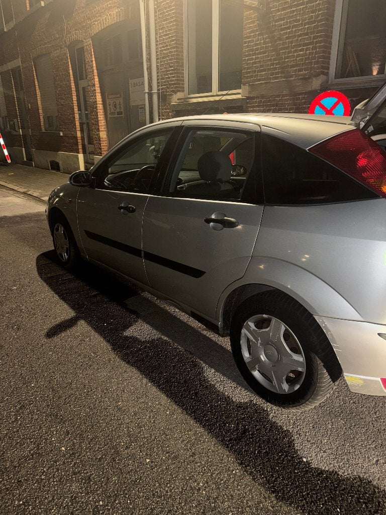 Ford focus 2001 200k+km dringend weg!, Auto's, Focus, Stof, 5 zetels, Particulier