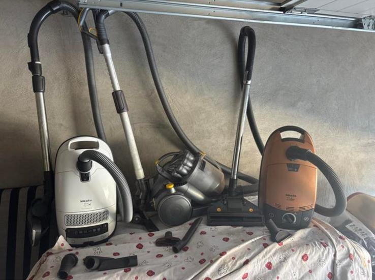 Te koop 3 stofzuigers: 2 van Miele en 1 van Dyson, Enlèvement, Comme neuf