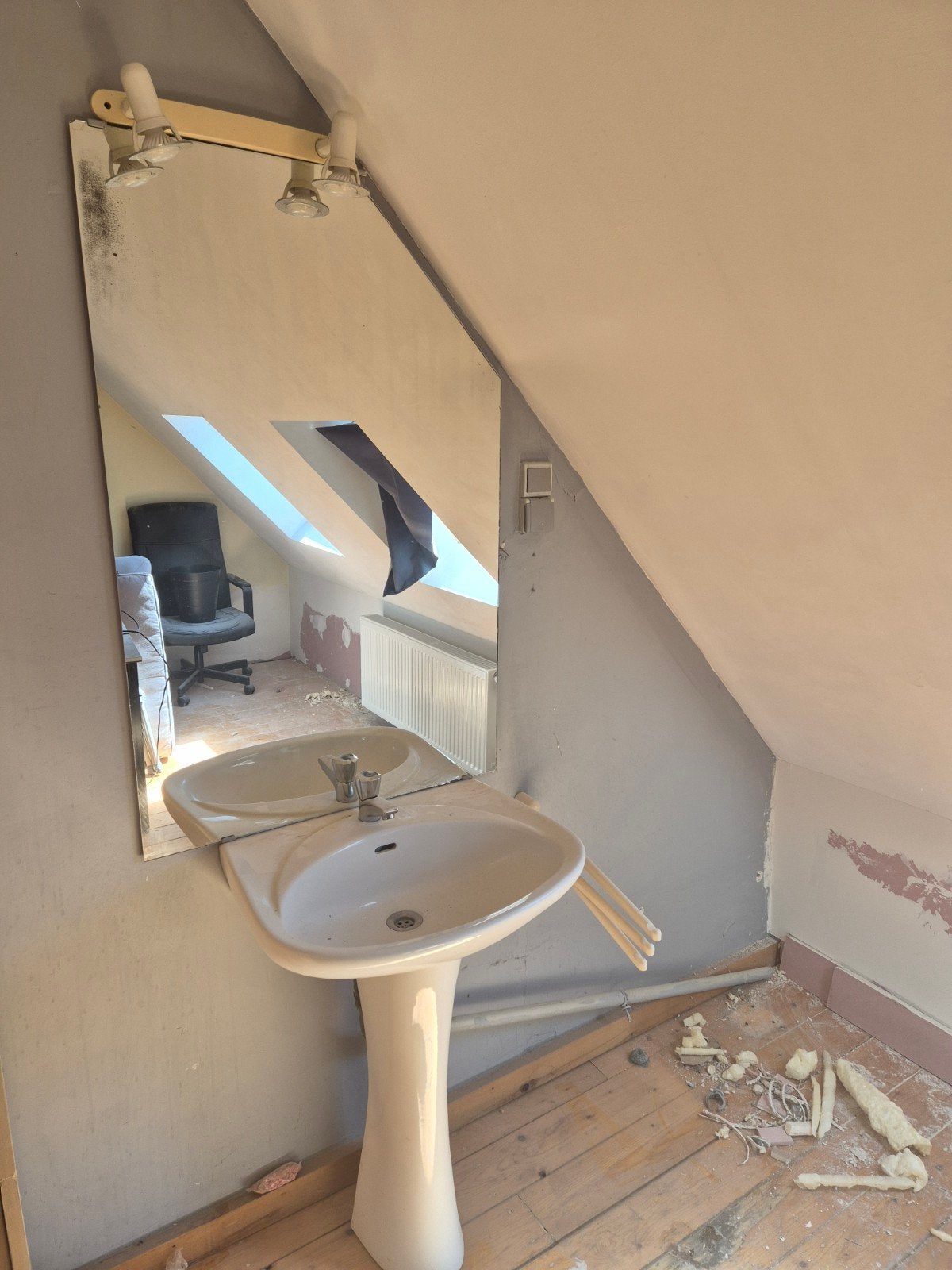 Lavabo, robinet, miroir et deux spots., Bricolage & Construction, Sanitaire, Utilisé, Lavabo, Enlèvement