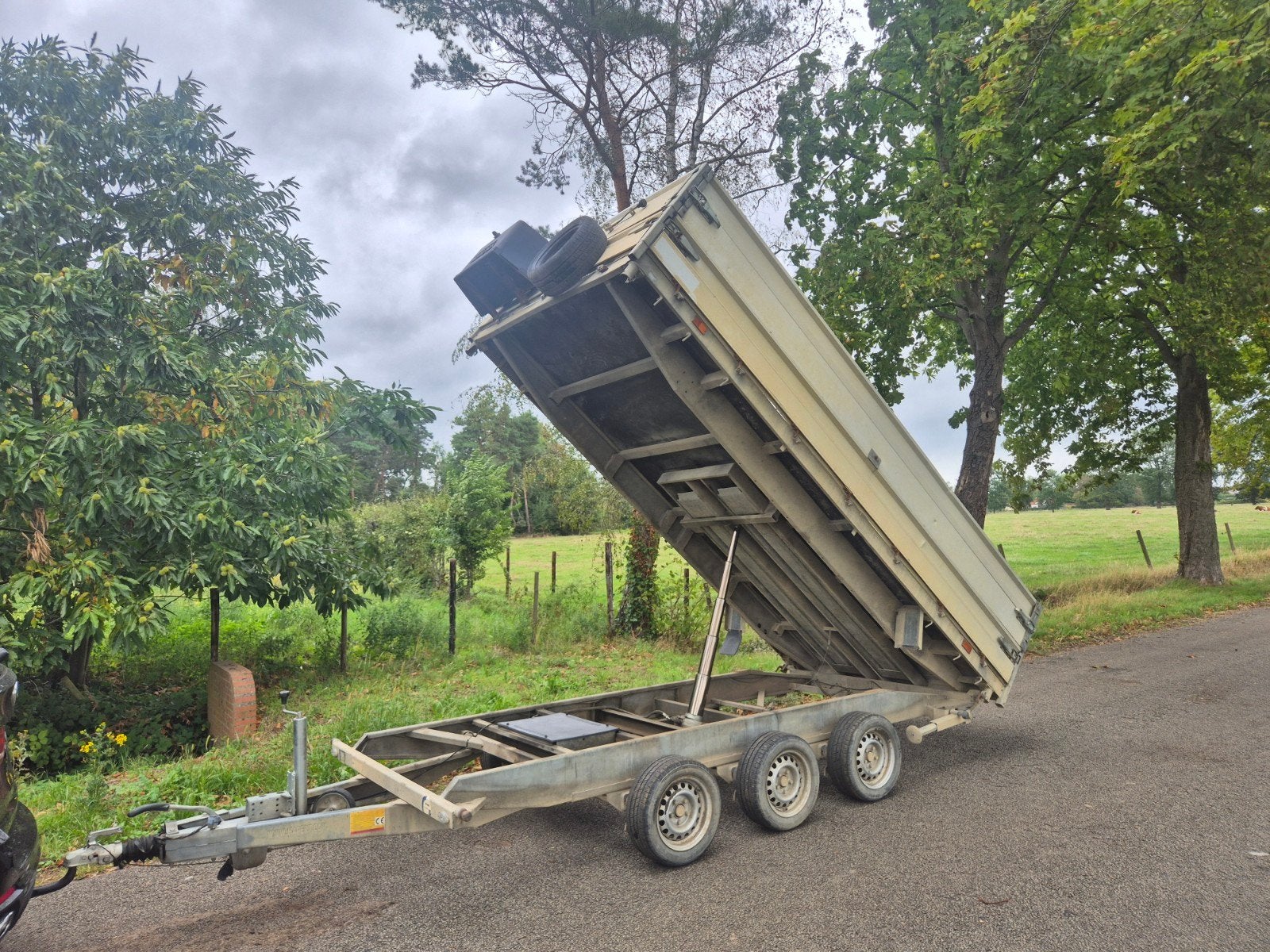 Benne basculante électrique 3 voies Hapert 3500 kg, Enlèvement