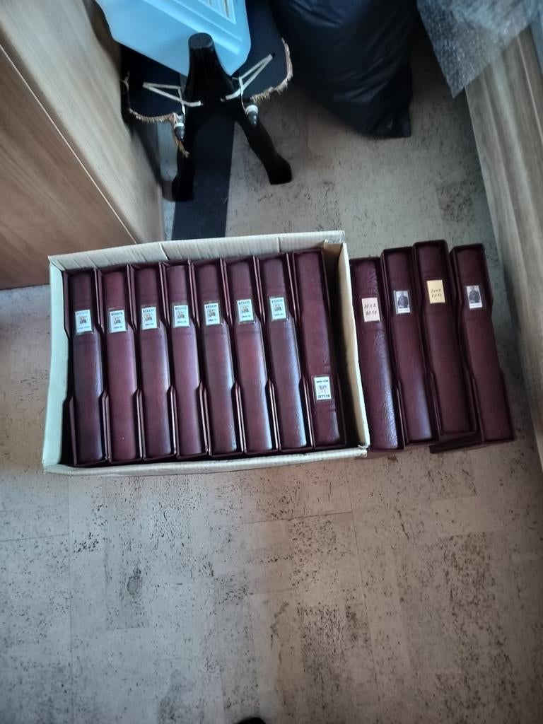 Lot de 12 albums de timbres Lindner Belgique 1944/2015, Envoi