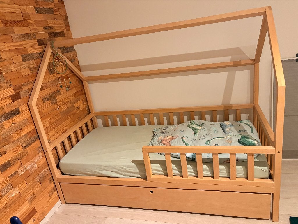 Kinderkamer kinderbed bedhuisje in volle eik (schrijnwerk), Ophalen, 85 tot 100 cm, Zo goed als nieuw, Lattenbodem