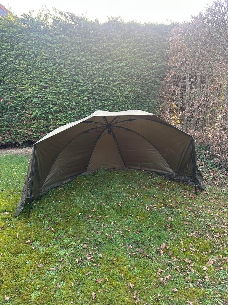 MAD D-Fender oval brolly à vendre, Sports nautiques & Bateaux, Pêche à la ligne | Carpes, Enlèvement, Comme neuf