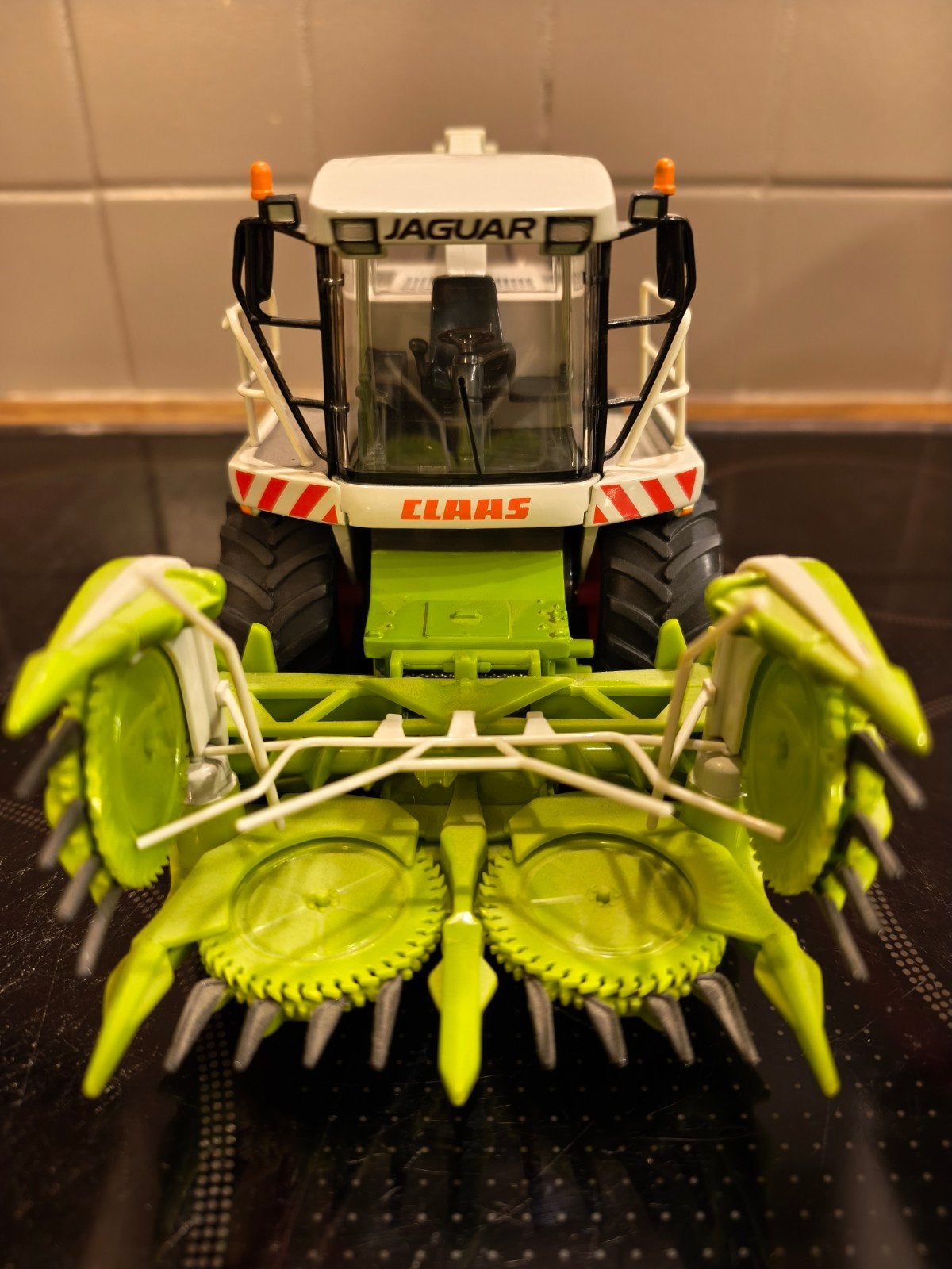 MINIATURE 1/32, Enlèvement