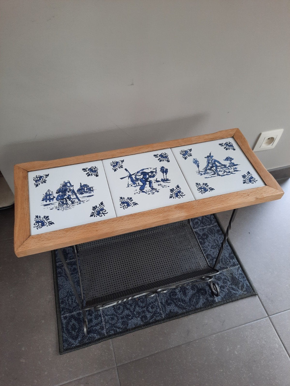 retro krantenbakje, Huis en Inrichting, Ophalen, Metaal, Lectuurbak, Zo goed als nieuw