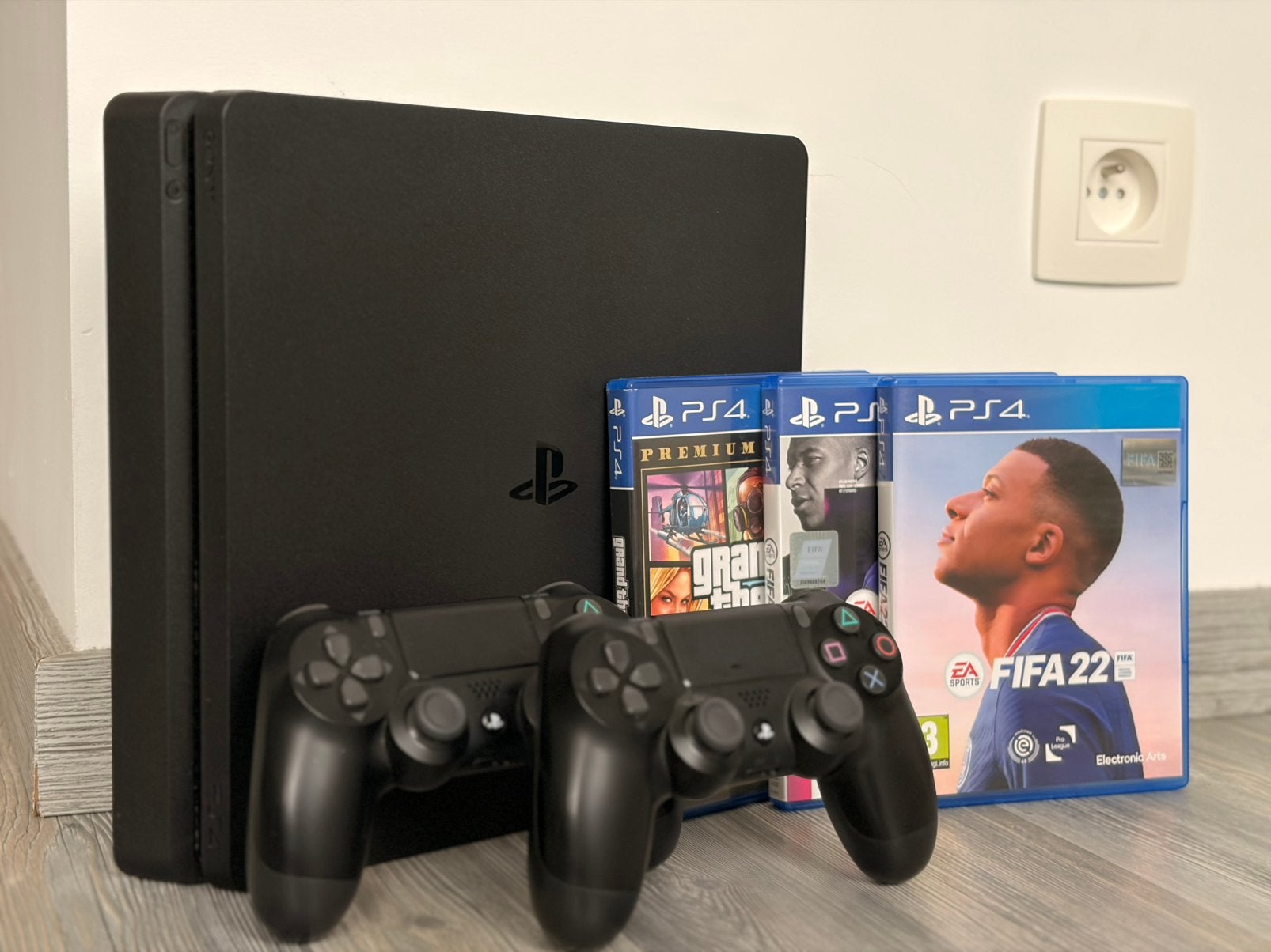 PS4 Slim 500GB + 2 Controllers + GTA 5 & FIFA Games, Ophalen, 500 GB, Met 2 controllers, Zo goed als nieuw