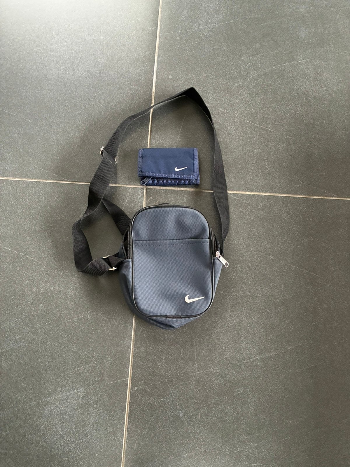 Nike tasje +  nike portefeuille, Handtassen en Accessoires, Ophalen, Zo goed als nieuw