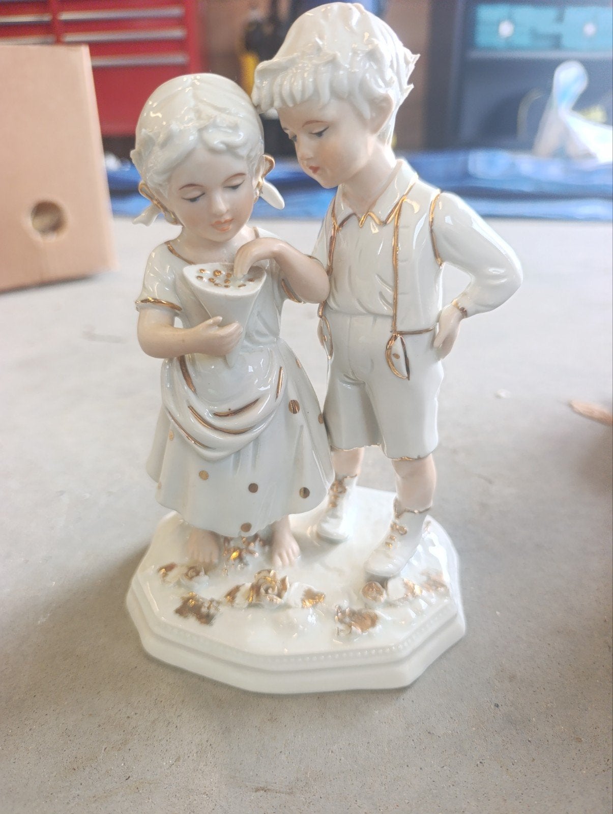 Prachtig Vintage Porseleinen Beeldje – Jongen en Meisje met, Ophalen