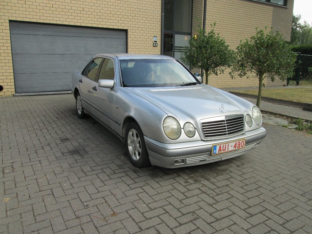 Mercedes E220 Diesel Automaat W210 – 1996 – Airco– Oldtimer, Autos, Argent ou Gris, Achat, 4 portes, Noir