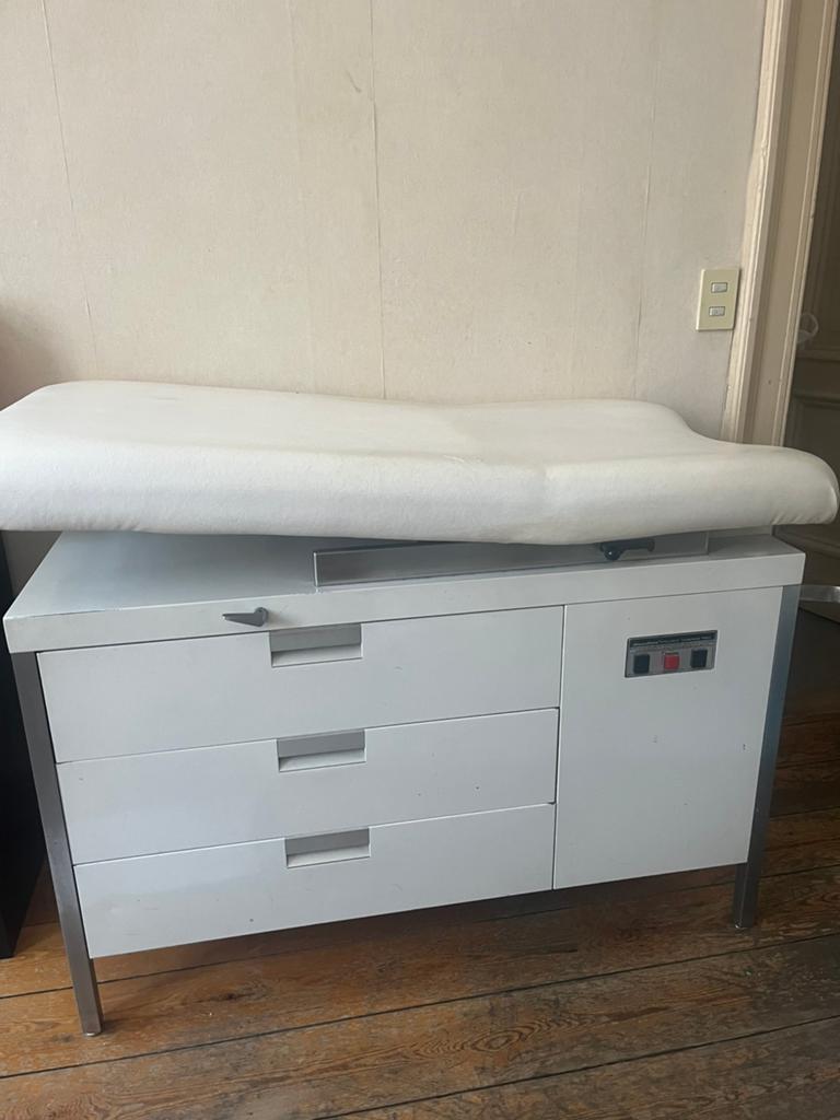 Luiertafel - oude onderzoekstafel, Kinderen en Baby's, Kinderkamer | Commodes en Kasten, Ophalen, Zo goed als nieuw, Commode