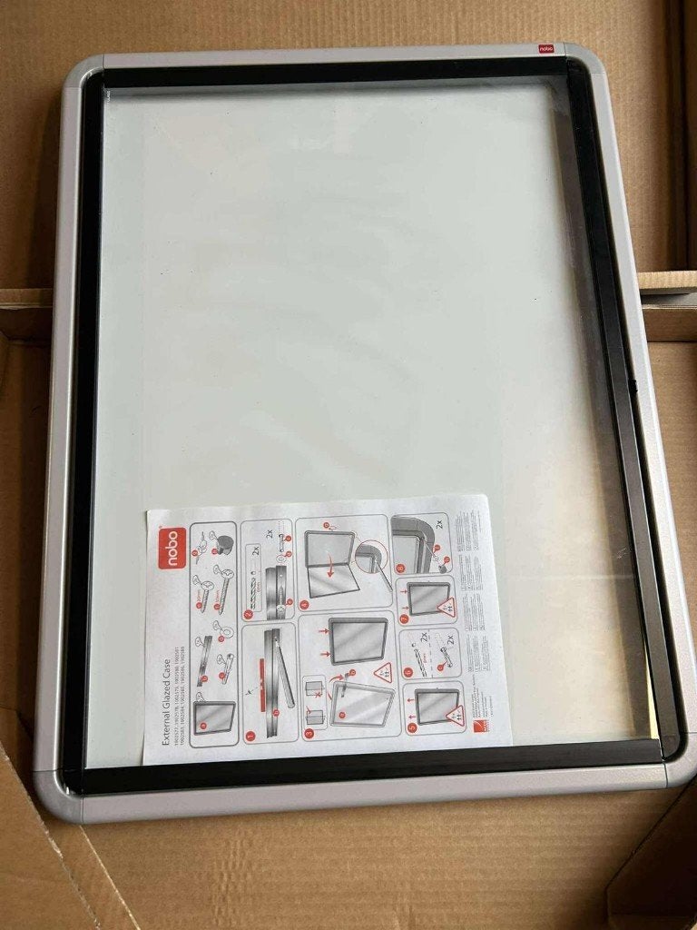 Nobo afsluitbare vitrinekast in- & outdoor (4 A4) NIEUW -50%, Ophalen, Nieuw