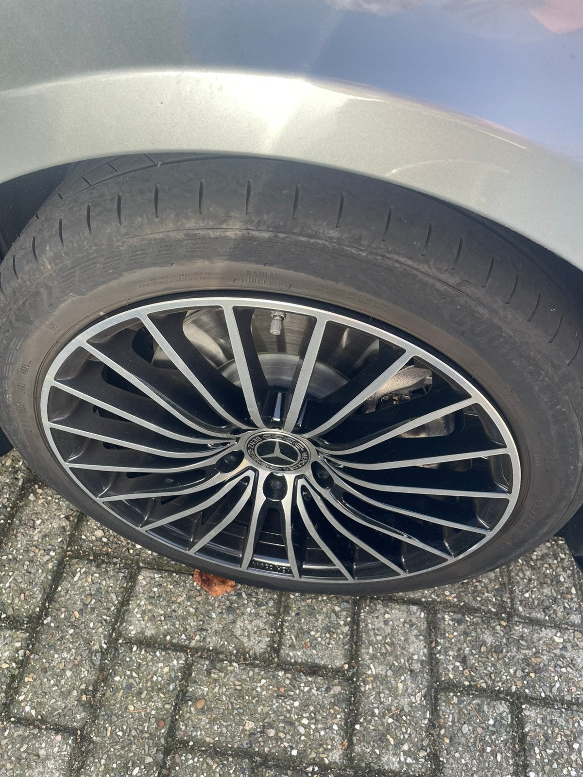 4 jantes + pneus Mercedes à vendre, 4 Saisons, Véhicule de tourisme, Pneu(s), Enlèvement
