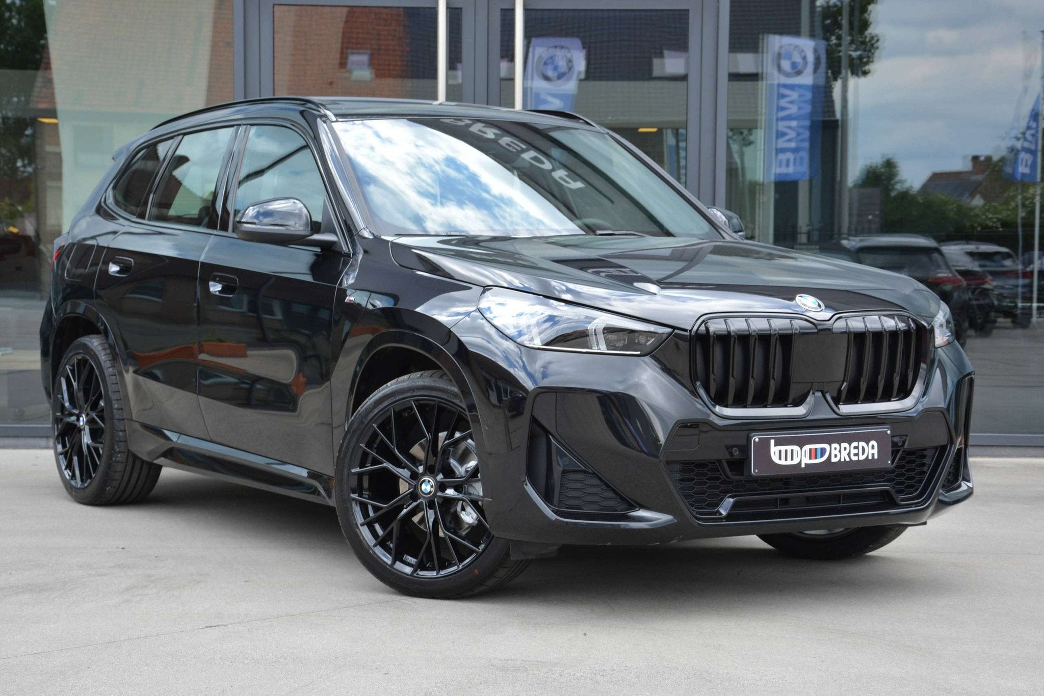 BMW X1 sDrive18i M-Sport/Pano/Keyless/Schadow line, Gebruikt, Zwart, 136 pk, Alcantara