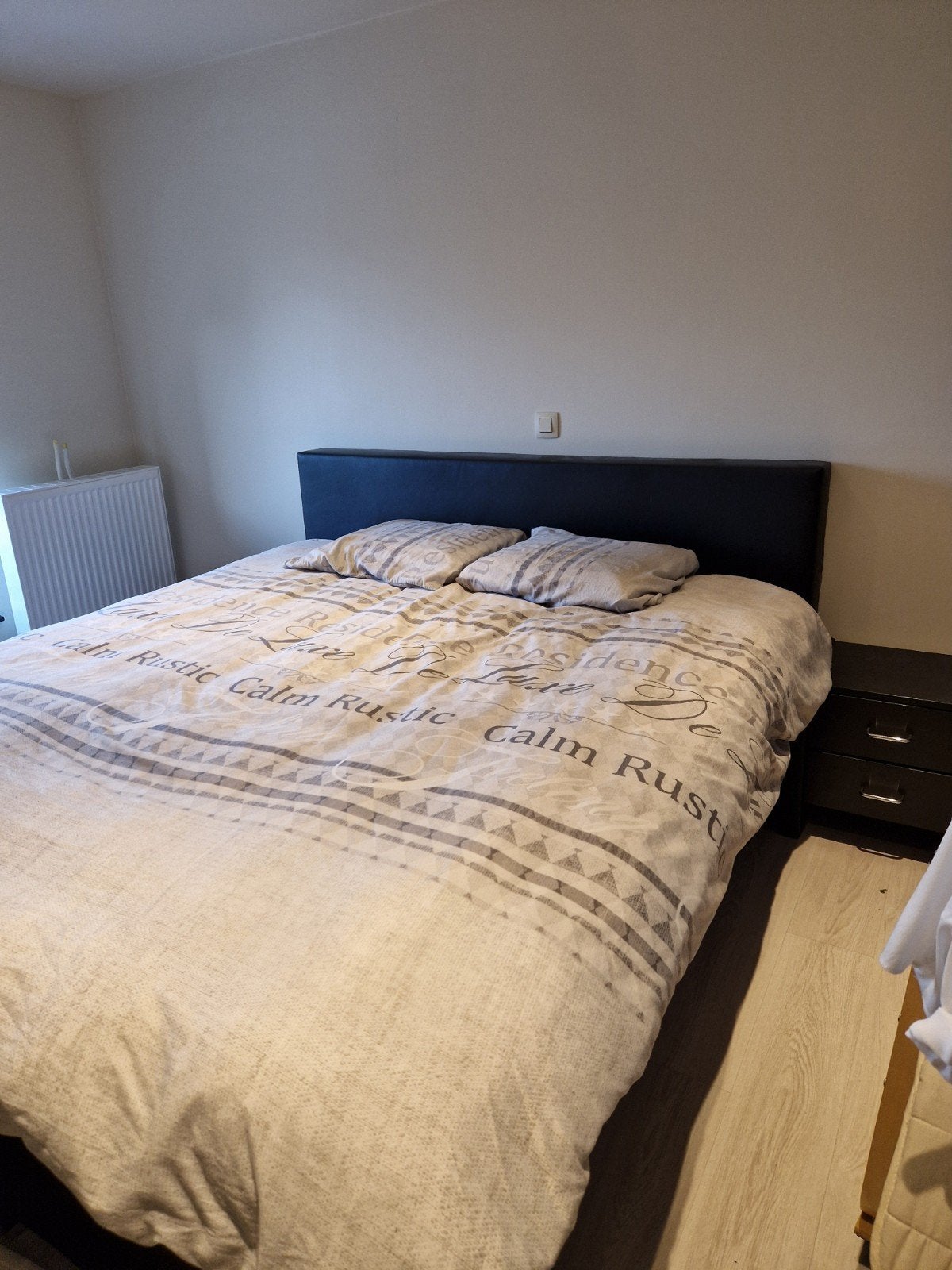 Sommier à ressorts de 180 cm de large + 2 tables de chevet,, 210 cm, Modern, strak, lederlook, Enlèvement, Utilisé