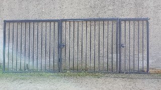 Draaipoort met spijlers, Enlèvement